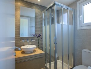 Villa (4 Bedrooms) | Badezimmer