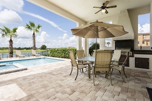 Outdoor pool, an infinity pool - Rent a Luxury Villa on Reunion Resort, Minutes From Disney, Orlando Villa 3556 (Kissimmee)