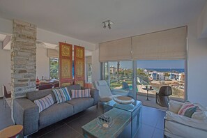 Villa (1 Bedroom) | Wohnbereich | Fernseher