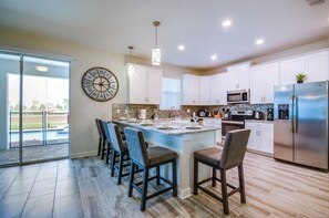 Huvila (1 Bedroom) | Yksityinen keittiö | Uuni, liesi, astianpesukone, ruokailupöytä