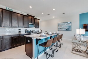 Villa (1 Bedroom) | Cocina privada | Horno, parrilla de estufa y lavavajillas 