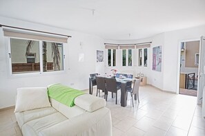 Villa (1 Bedroom) | Wohnbereich | Fernseher