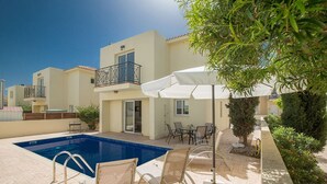 A residential building with a swimming pool, outdoor seating, and a balcony. - Cyprus Villa Near the Beach, Paralimni Villa 1198 (Paralimni)