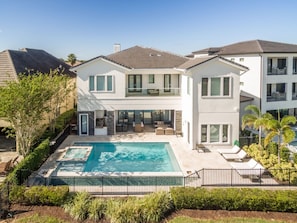 Outdoor pool, an infinity pool - Beautiful Mansion With Private Pool, Close to Disney, Orlando Mansion 1340 (Kissimmee)