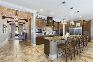 Villa (1 Bedroom) | Cuisine privée | Four, plaque de cuisson, lave-vaisselle, tables à manger