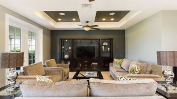 Vila (1 Bedroom) | Sala de estar | TV, DVD player