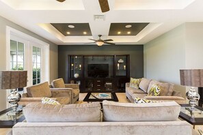 Villa (1 Bedroom) | Vardagsrum | Tv och dvd-spelare