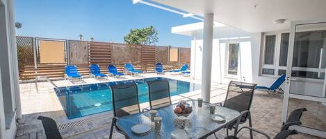 Villa (4 Bedrooms) | Outdoor dining