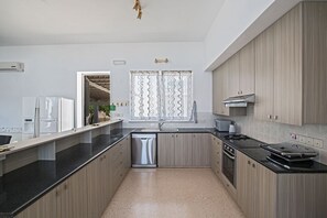 Villa (4 Bedrooms) | Cocina privada | Microondas, horno, placa de cocina y lavavajillas