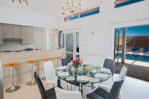 Villa (4 Bedrooms) | Spiseområde