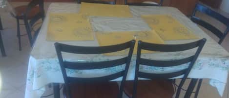 Se sirven desayunos, almuerzos y cenas; cocina local