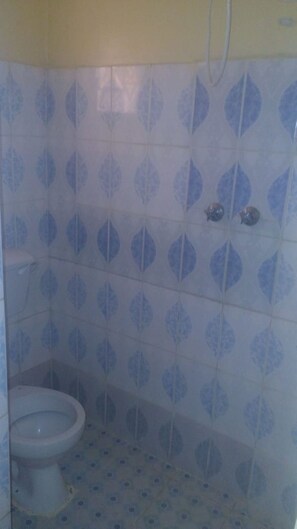 Double Room | Bathroom | Shower, towels, soap, toilet paper - Benaris Hotel & Lodge (Eldoret)