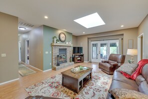 TV, fireplace, books - Bella Vista Home w/ Kayaks & Deck on Loch Lomond! (Bella Vista)