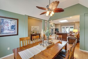 Dining - Bella Vista Home w/ Kayaks & Deck on Loch Lomond! (Bella Vista)