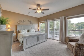 3 bedrooms, iron/ironing board, travel cot, Internet - Bella Vista Home w/ Kayaks & Deck on Loch Lomond! (Bella Vista)