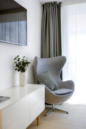 En 50-tommers LED-TV med kabel-kanaler samt TV og Netflix