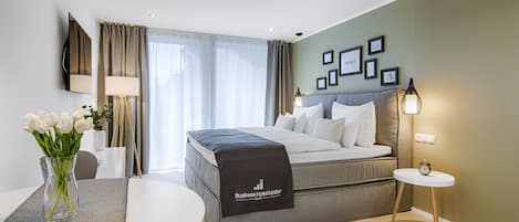 1 bedroom, premium bedding, desk, laptop workspace