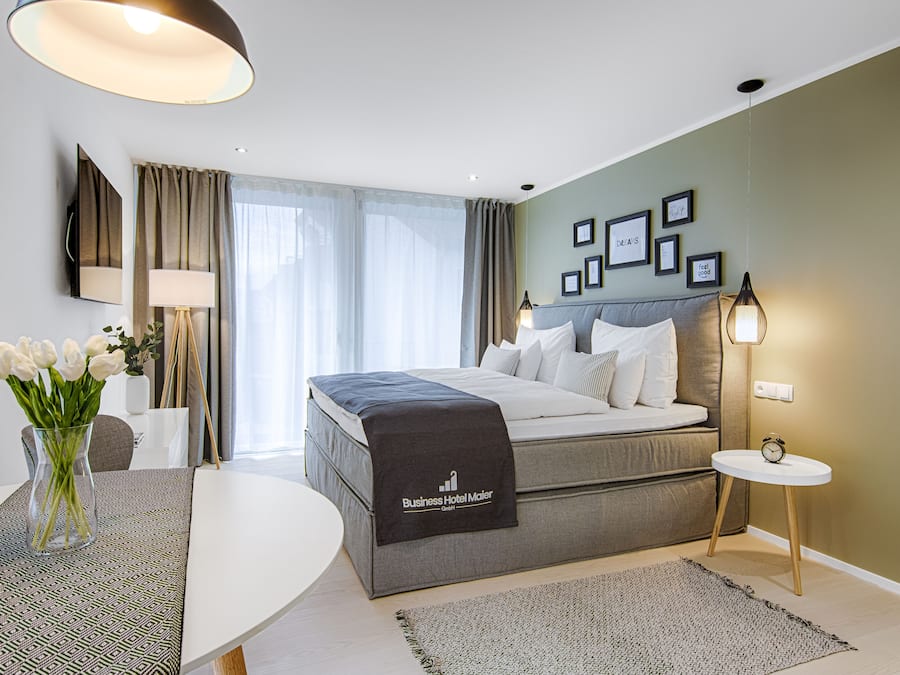 Luxe beddengoed, een bureau, een laptopwerkplek, geluiddichte muren