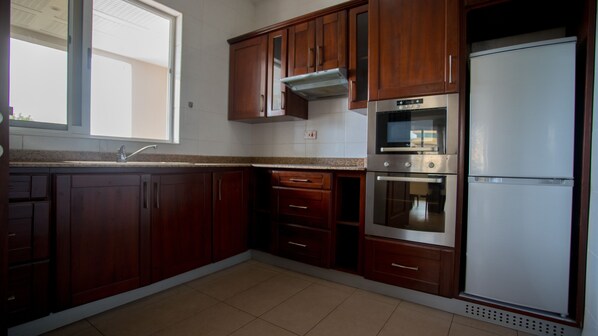 Jääkaappi, mikroaaltouuni, tehosekoitin