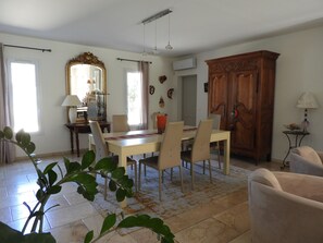 Dining - SIX FOURS,(VAR),Villa T6 200m2 Habt, sleeps 8/10, with SWIMMING POOL near beach (SIX FOURS LES PLAGES)