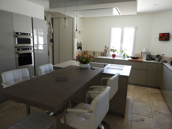 Microwave, oven, stovetop, dishwasher - SIX FOURS,(VAR),Villa T6 200m2 Habt, sleeps 8/10, with SWIMMING POOL near beach (SIX FOURS LES PLAGES)