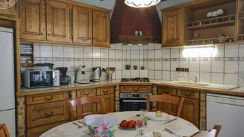 Réfrigérateur, micro-ondes, lave-vaisselle, cafetière/bouilloire