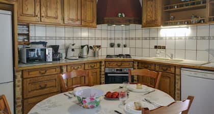 GĂźte familial tout confort avec jardin, salle de jeux, garage et terrasse, prĂšs de Saint-Ătienne