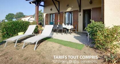 Geräumiges Ferienhaus mit Terrasse und Garten in Saint-Christo-en-Jarez
