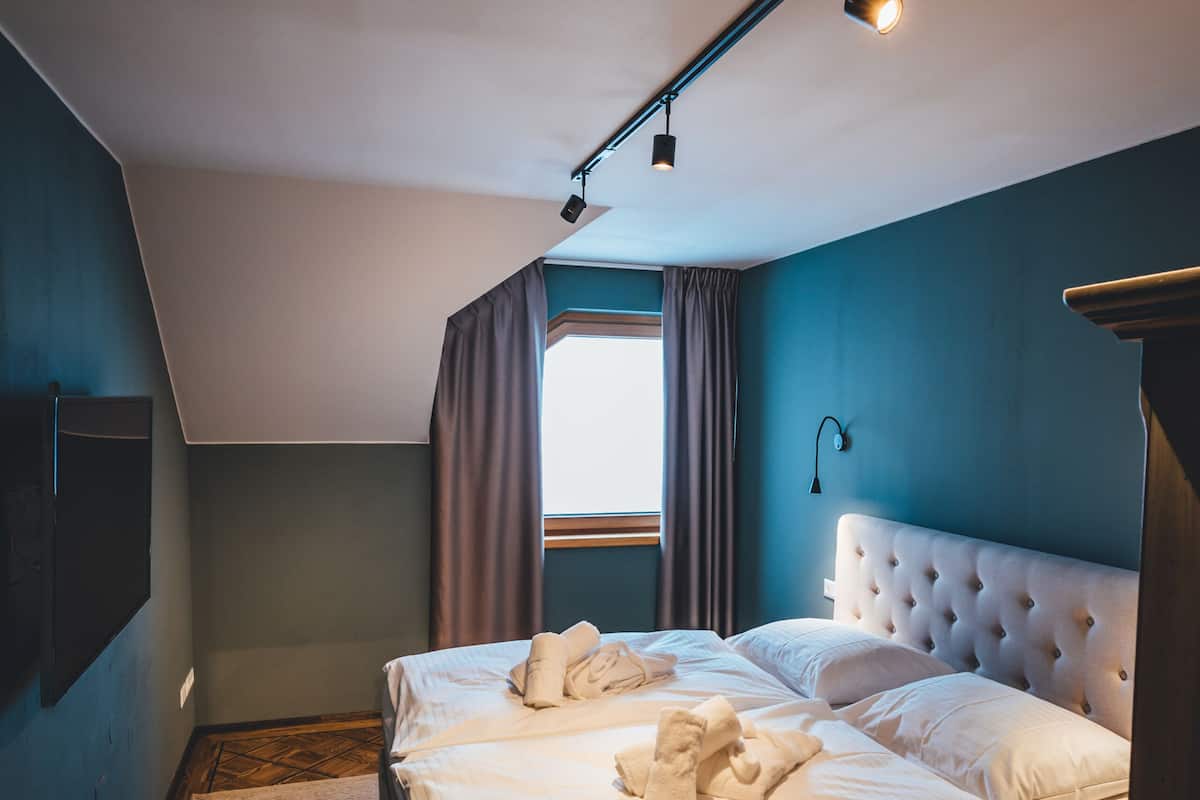 Rentier Suite | 3 bedrooms, in-room safe, individually decorated, blackout drapes