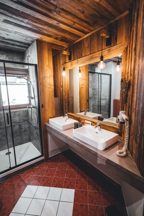 Wolf Suite | Badeværelse | Bruser, gratis toiletartikler, hårtørrer, badekåber