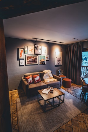 Fuchs Suite | Living room | 55-inch flat-screen TV with digital channels, Smart TV, Netflix - Nordic Lodge (Bad Kleinkirchheim)