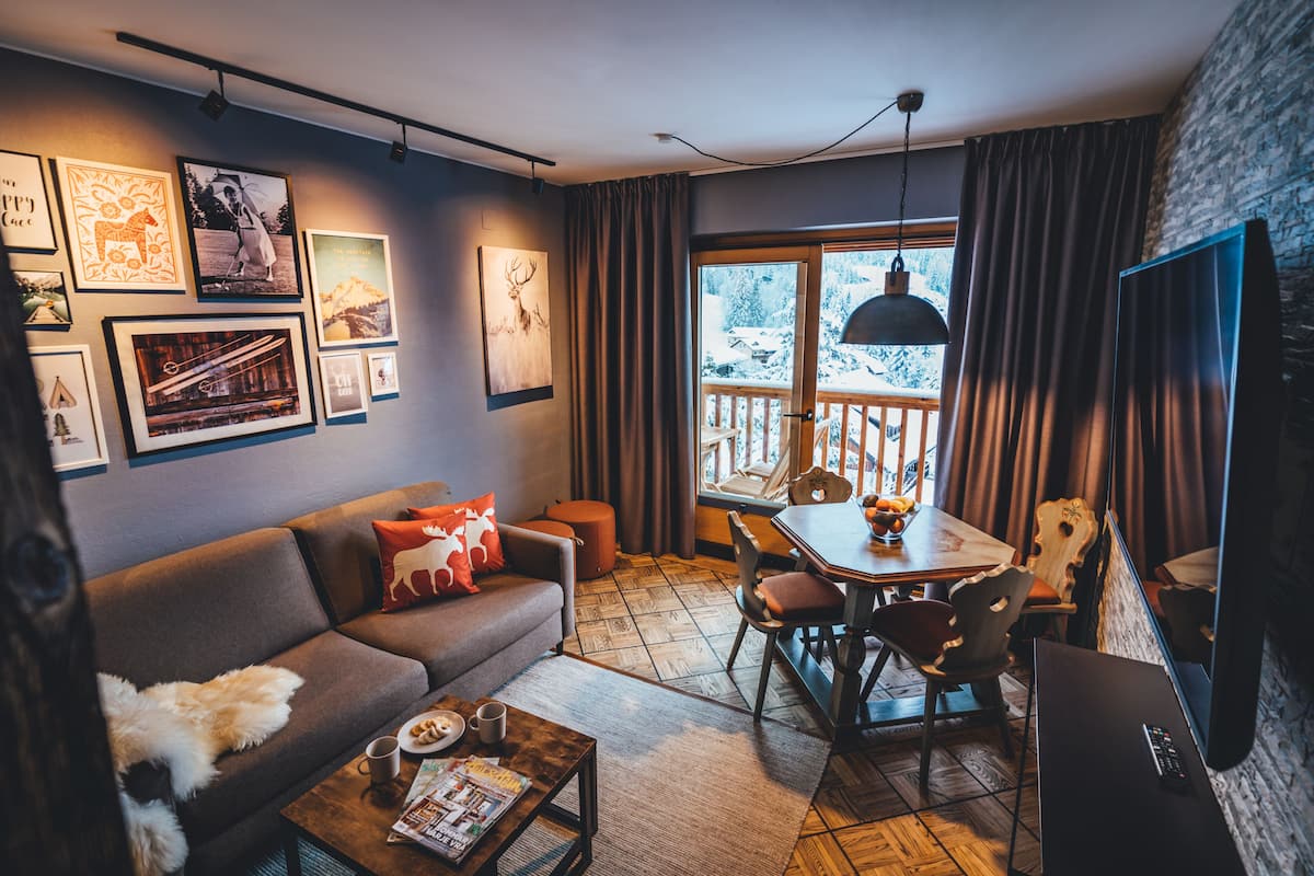 Hirsch Suite | Living area | 55-inch flat-screen TV with digital channels, Smart TV, Netflix
