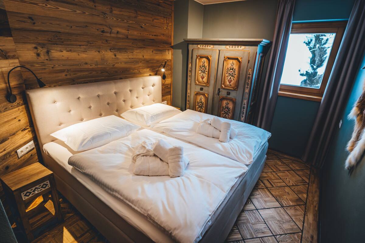 Wolf Suite | 3 bedrooms, in-room safe, individually decorated, blackout drapes