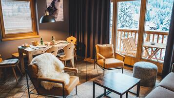Wolf Suite | Living room | 55-inch flat-screen TV with digital channels, Smart TV, Netflix