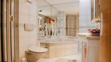 Apartment | Badezimmer | Badewanne und Dusche (separat), Haartrockner, Handtücher