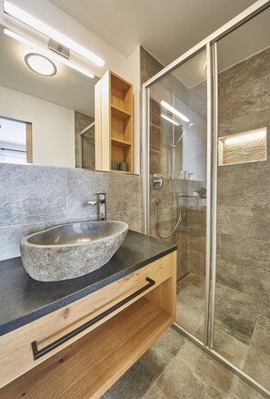 Apartment (Zwölferkogel) | Bathroom | Shower, hair dryer, towels