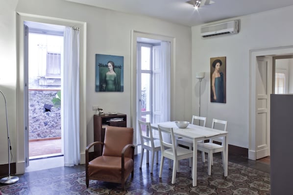 Apartment, 1 Bedroom | Dining room