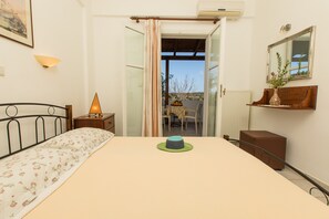 Hypo-allergenic bedding, individually decorated, individually furnished - Artos Apartments (Rethymno)