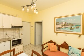 Huoneisto, 1 makuuhuone (with Pool and Sea View) | Oleskelualue | Taulutelevisio