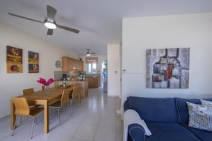 Villa (1 Bedroom) | Wohnzimmer | Fernseher