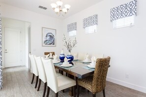 Villa (1 Bedroom) | Cocina privada | Microondas, horno, parrilla de estufa y lavavajillas 