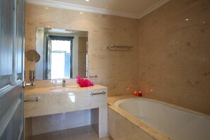 Villa (3 Bedrooms) | Badezimmer