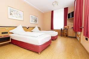 Cots/infant beds, free WiFi
