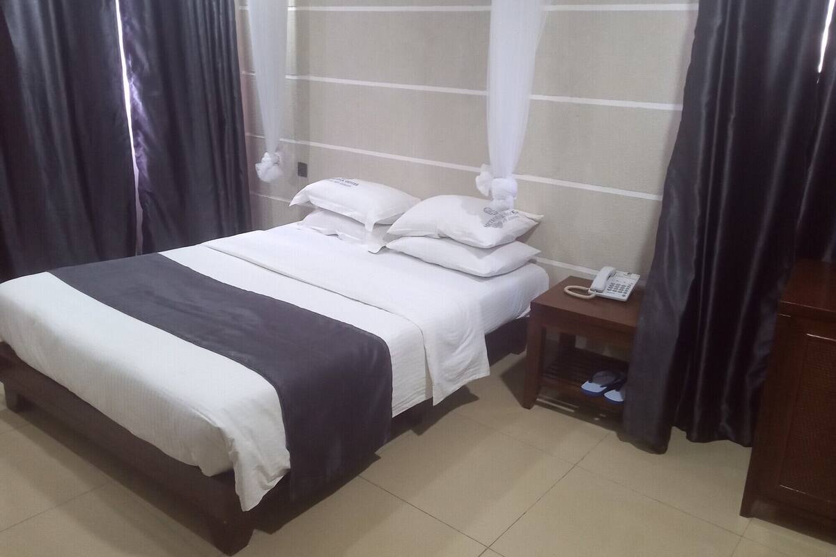 Kamar Deluks | Meja kerja, setrika/meja setrika, Wi-Fi gratis, dan seprai linen