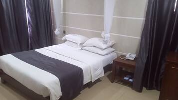 Escritorio, tabla de planchar con plancha, wifi gratis y ropa de cama