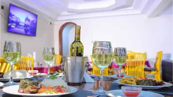 Se sirven desayunos, almuerzos y cenas; cocina local e internacional