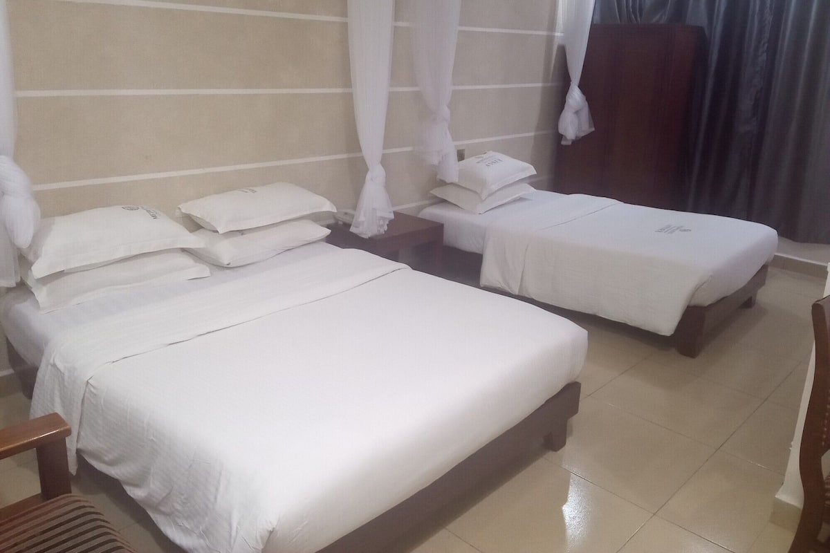 Kamar Twin | Meja kerja, setrika/meja setrika, Wi-Fi gratis, dan seprai linen
