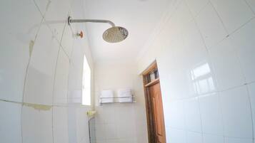 Habitación doble | Baño | Regadera, regadera tipo lluvia, amenidades de baño gratuitas, toallas