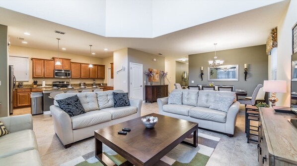 Villa (1 Bedroom) | Sala de estar | Televisión de pantalla plana y futbolito 