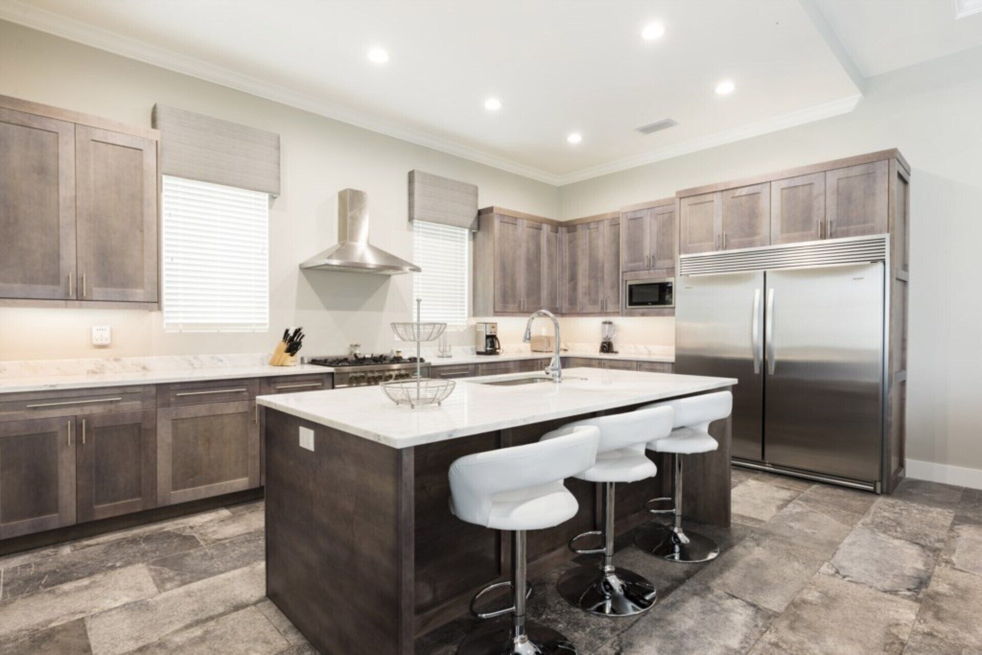 Horno, placa de cocina, lavavajillas, mesa de comedor